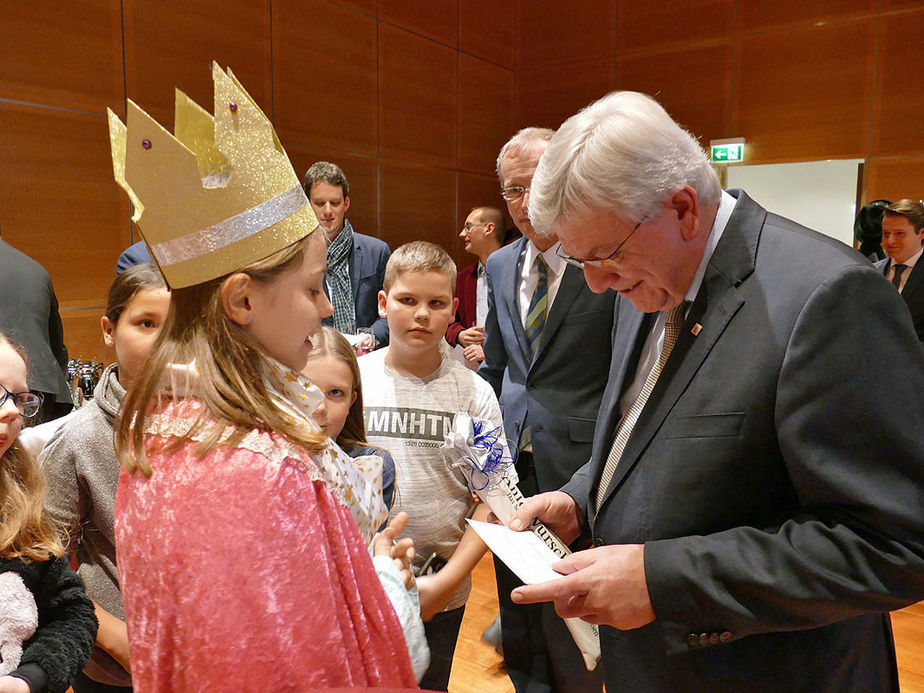 Naumburger Sternsinger zu Besuch beim Hessischen Ministerpräsidenten Volker Bouffier (Foto: Karl-Franz Thiede)